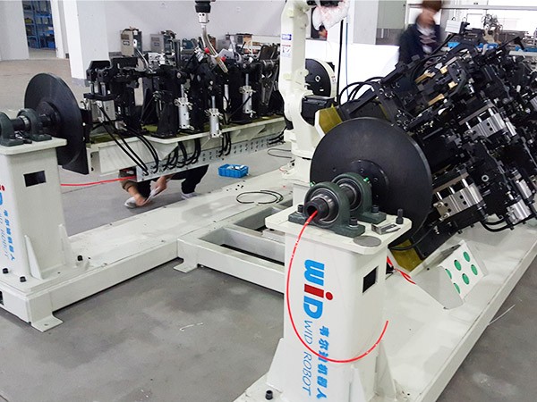 汽车仪表盘横梁机器人双工位焊接工作站案例！